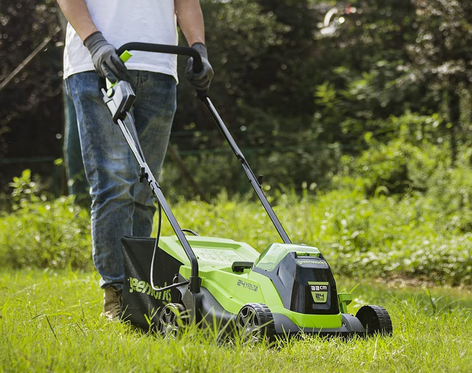 Greenworks GD24LM33K2 Cordless Lawnmower Review : 2023