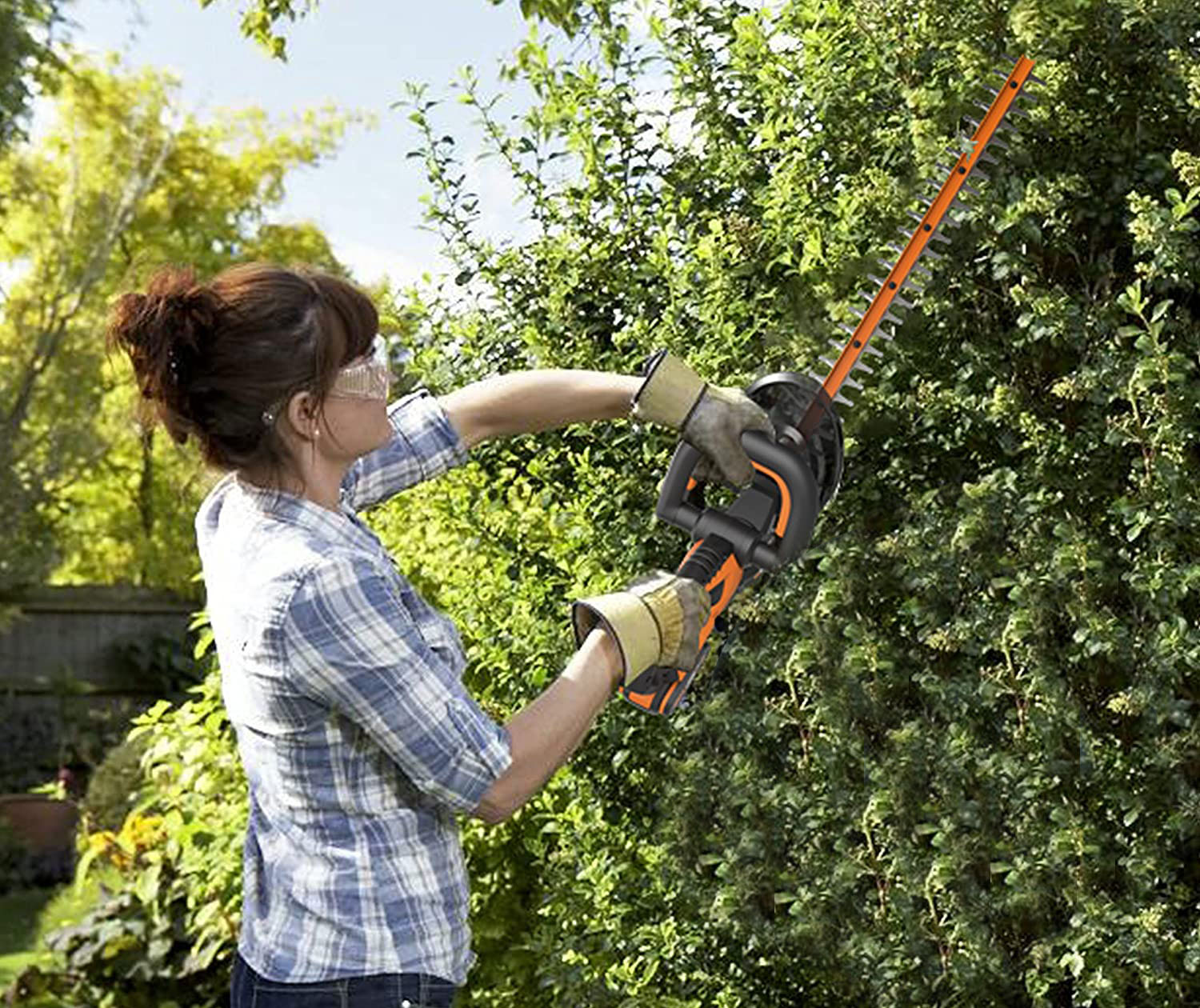 WORX WG261E cutting hedge